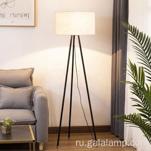 Стильный торшер с металлическим основанием для отелей